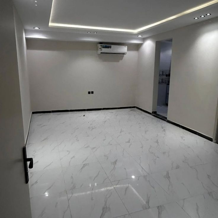 معلم بويات متخصص في دهان الفلل بالمدينة